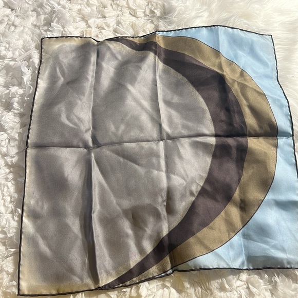 Vintange gucci Abstract Print Silk Scarf Size 18” X 18” Made In Italy - Picture 7 of 9